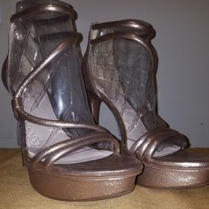 Jessica Simpson heel